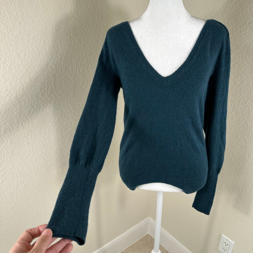 Club Monaco Cashmere Sweater Women Small Green V-Neck Minimalist Preppy Academia - Picture 2 of 7